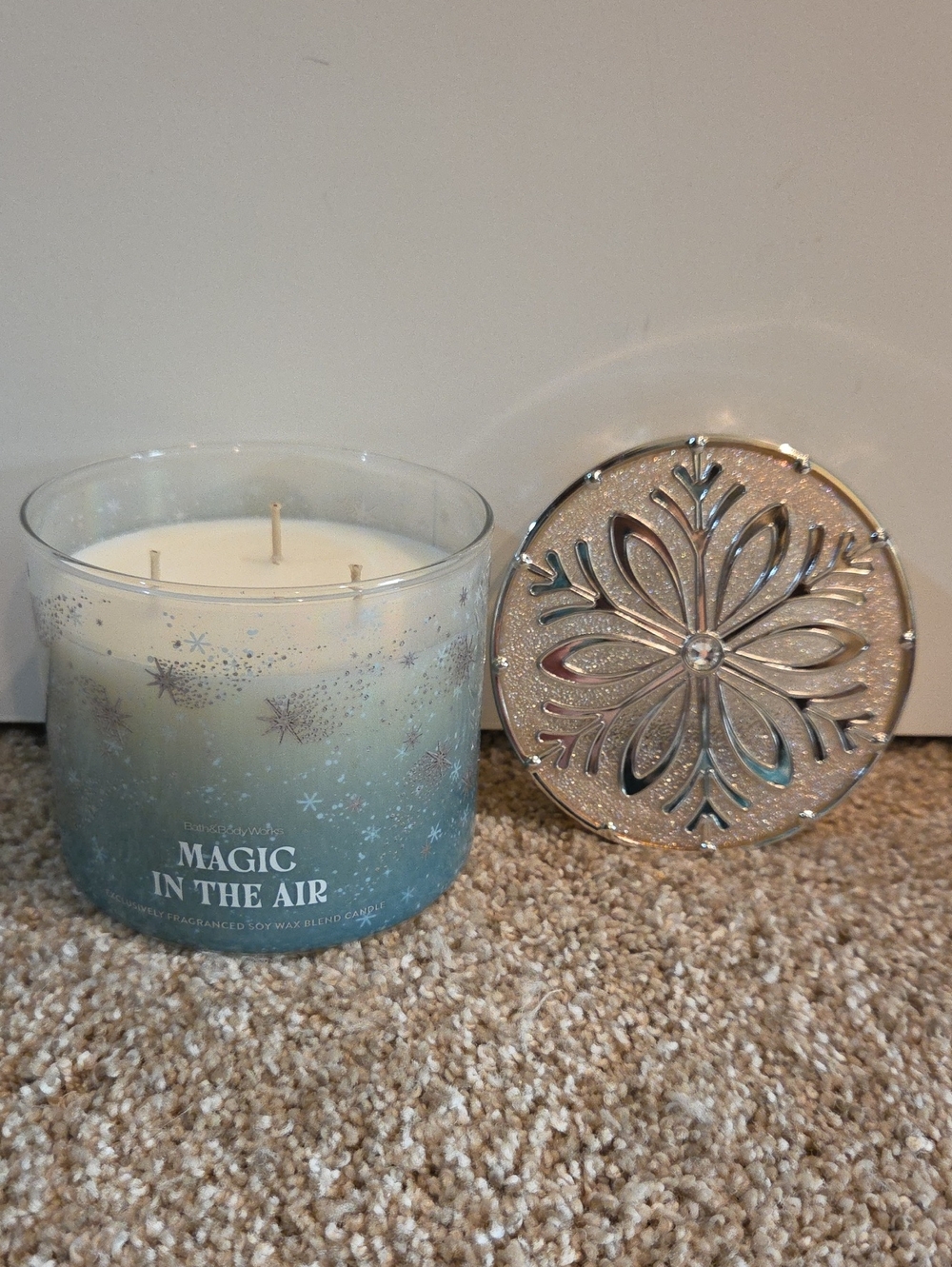 MAGIC IN THE AIR 3 Wick Candle Bath And Body Works Snoeflake Lid